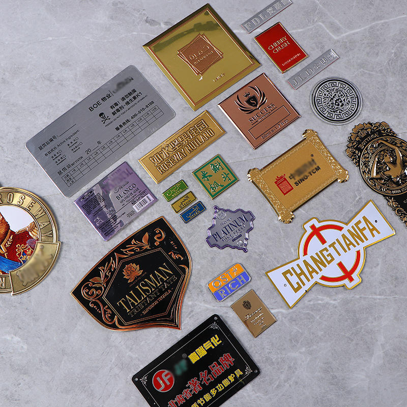 Etichetă metalică personalizată pentru parfumuri și produse cosmetice — aliaj de aluminiu, sticlă curbată, etichetă din alamă vintage