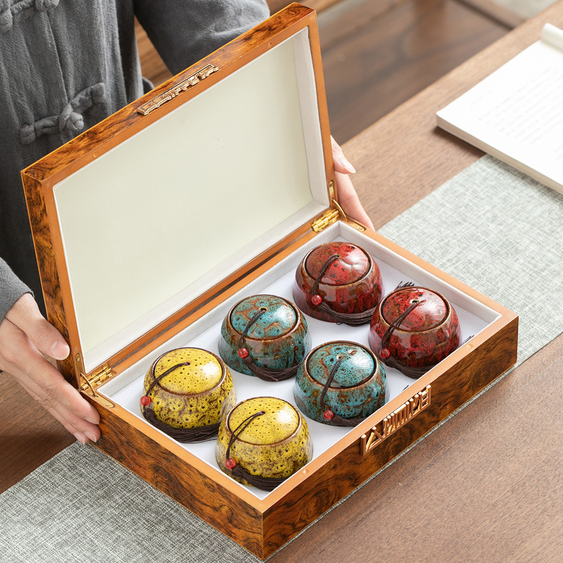 Set de borcane ceramice pentru ceai într-o cutie cadou din lemn, cu logo - Ceai negru și verde