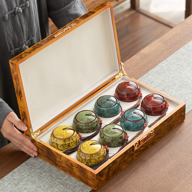 Set de borcane ceramice pentru ceai într-o cutie cadou din lemn, cu logo - Ceai negru și verde