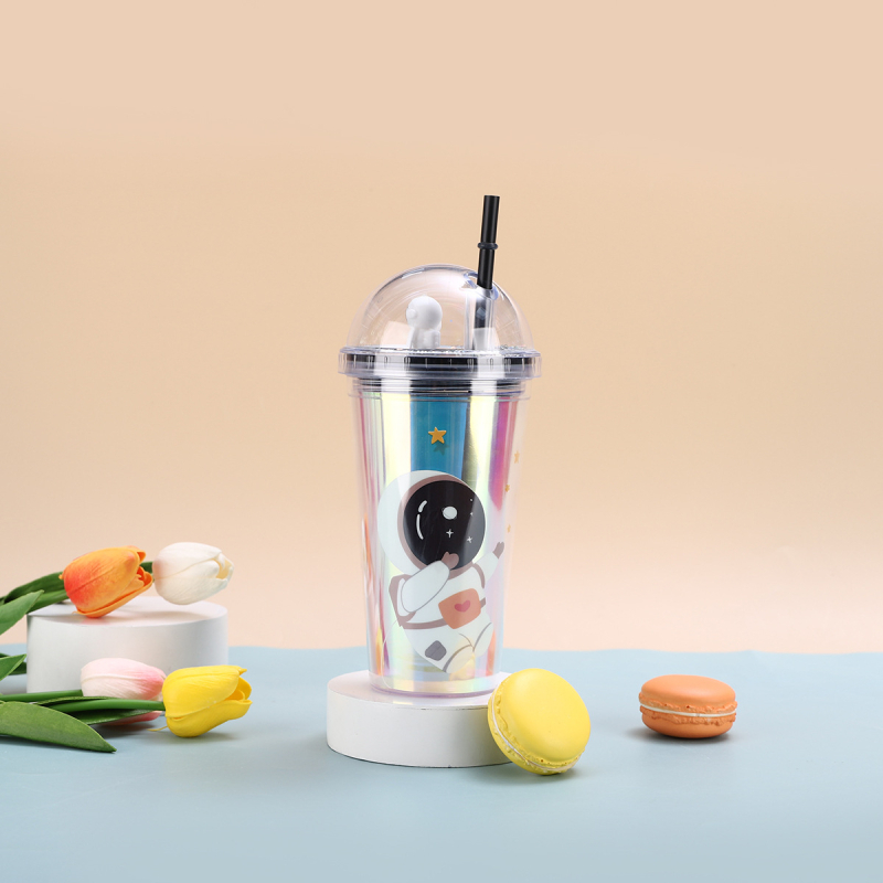 Astronaut desen animat: pahar din plastic cu dublu perete și pai – design creativ pentru vară