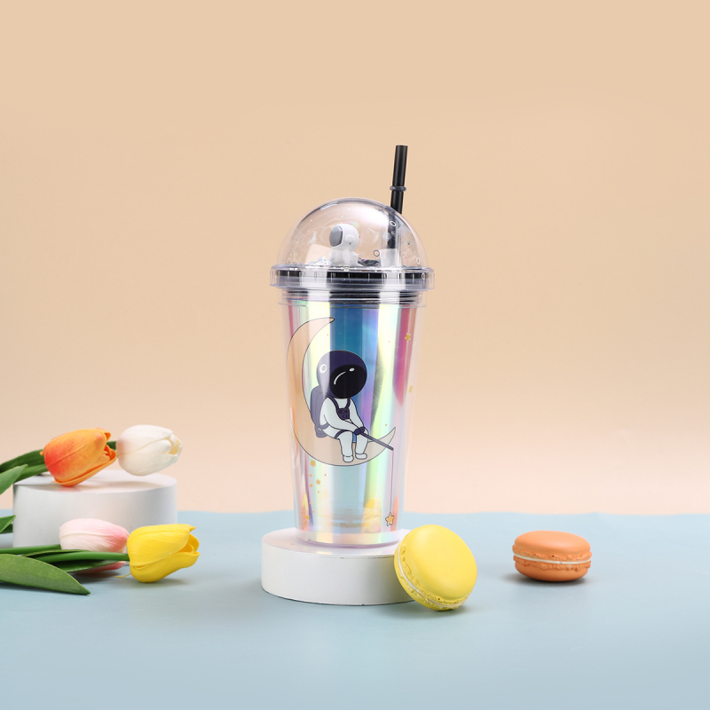 Astronaut desen animat: pahar din plastic cu dublu perete și pai – design creativ pentru vară