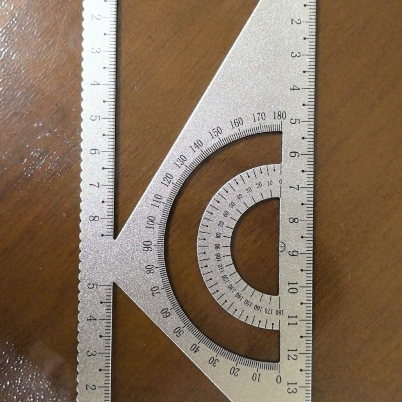 Integrirani metalni set mjernih pravila: ravna pravila, trokutno pravilo, kutomjer i trokutna ploča; aluminijska legura