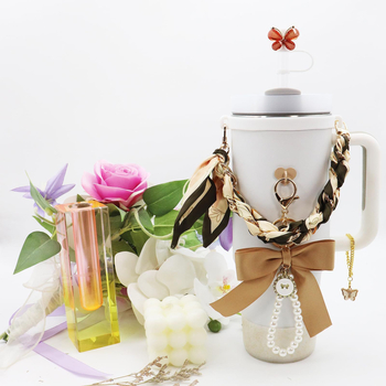Set accesorii Sri Cup: capac din silicon pentru pai de 10 mm, husă de silicon pentru pahar, șnur împletit, pandantiv fluture, cârlig în formă de inimă