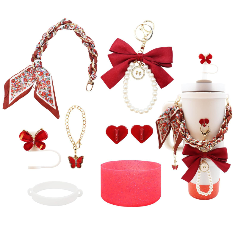 Set accesorii Sri Cup: capac din silicon pentru pai de 10 mm, husă de silicon pentru pahar, șnur împletit, pandantiv fluture, cârlig în formă de inimă
