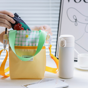 Ceșă izolată în nuanță Dopamine, cu husă de depozitare și geantă crossbody din pânză — protecție portabilă pentru ceașcă de apă