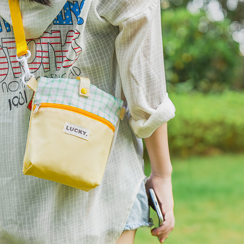 Ceșă izolată în nuanță Dopamine, cu husă de depozitare și geantă crossbody din pânză — protecție portabilă pentru ceașcă de apă