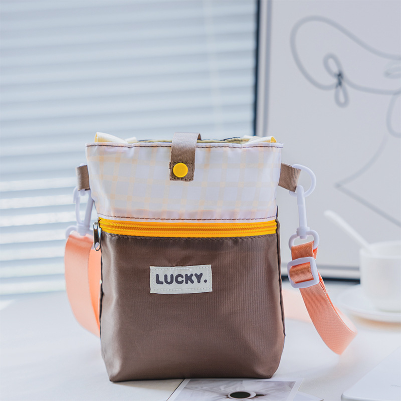 Ceșă izolată în nuanță Dopamine, cu husă de depozitare și geantă crossbody din pânză — protecție portabilă pentru ceașcă de apă