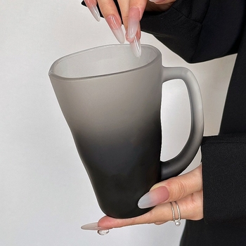 Cană de sticlă cu mâner argintiu, design minimalist, stil unic, pentru lapte, cafea sau apă.