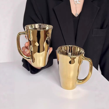 Cană de sticlă cu mâner argintiu, design minimalist, stil unic, pentru lapte, cafea sau apă.