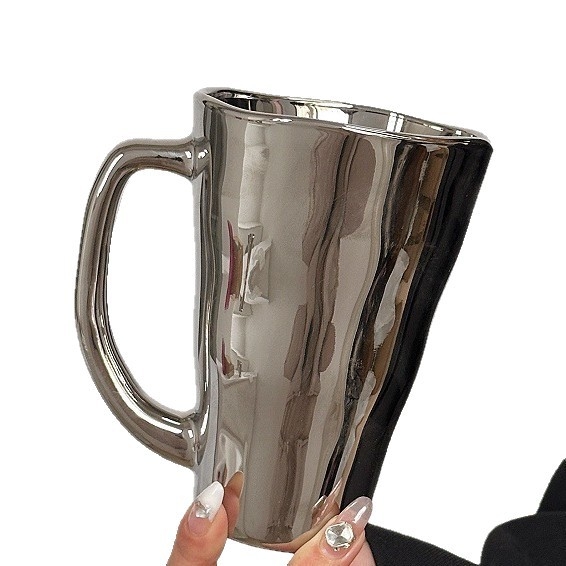 Cană de sticlă cu mâner argintiu, design minimalist, stil unic, pentru lapte, cafea sau apă.