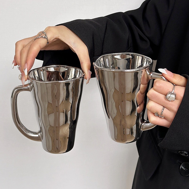Cană de sticlă cu mâner argintiu, design minimalist, stil unic, pentru lapte, cafea sau apă.