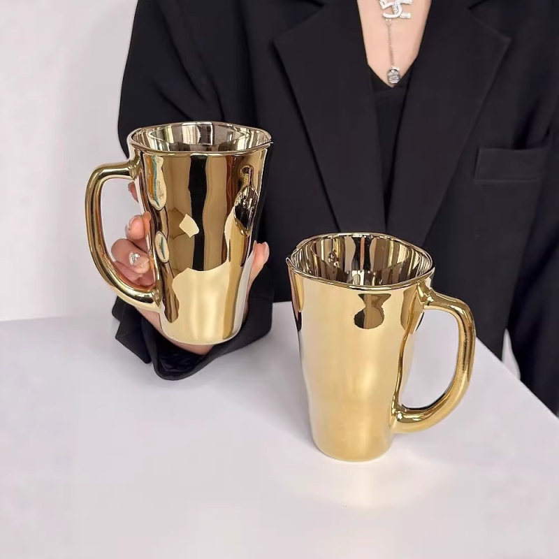 Cană de sticlă cu mâner argintiu, design minimalist, stil unic, pentru lapte, cafea sau apă.