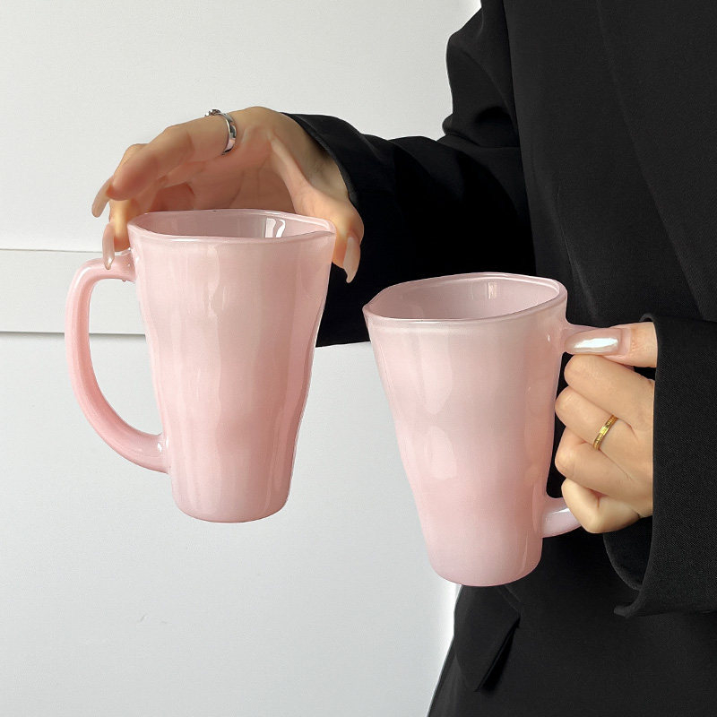 Cană de sticlă cu mâner argintiu, design minimalist, stil unic, pentru lapte, cafea sau apă.