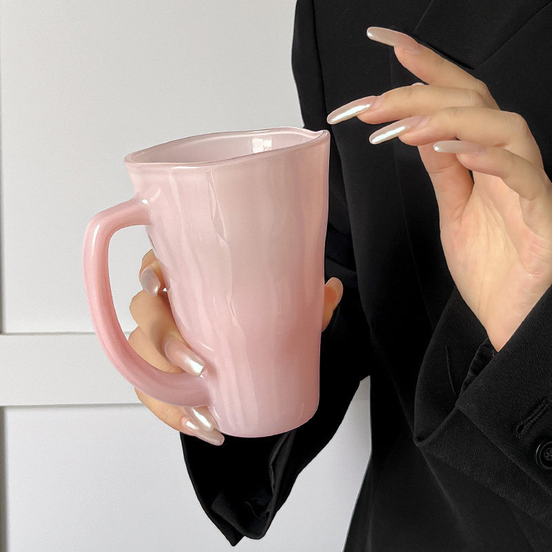 Cană de sticlă cu mâner argintiu, design minimalist, stil unic, pentru lapte, cafea sau apă.