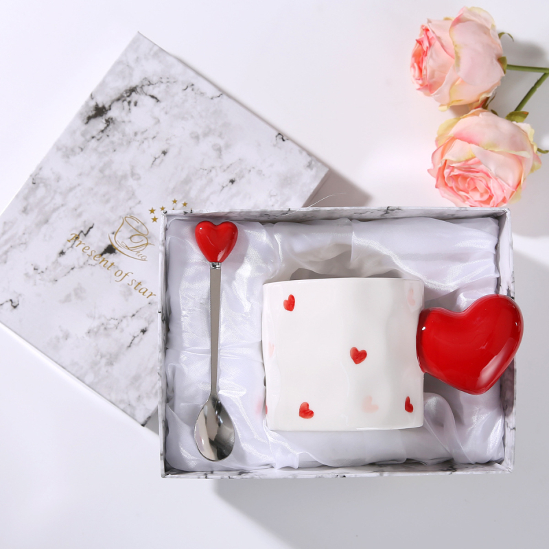 Set de două căni ceramice cu inimă 3D – cadou de Ziua Îndrăgostiților, pentru cafea, mic dejun sau lapte
