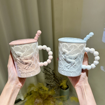 Cană ceramică cu unicorn, capac și linguriță, design elegant, lux discret pentru femei