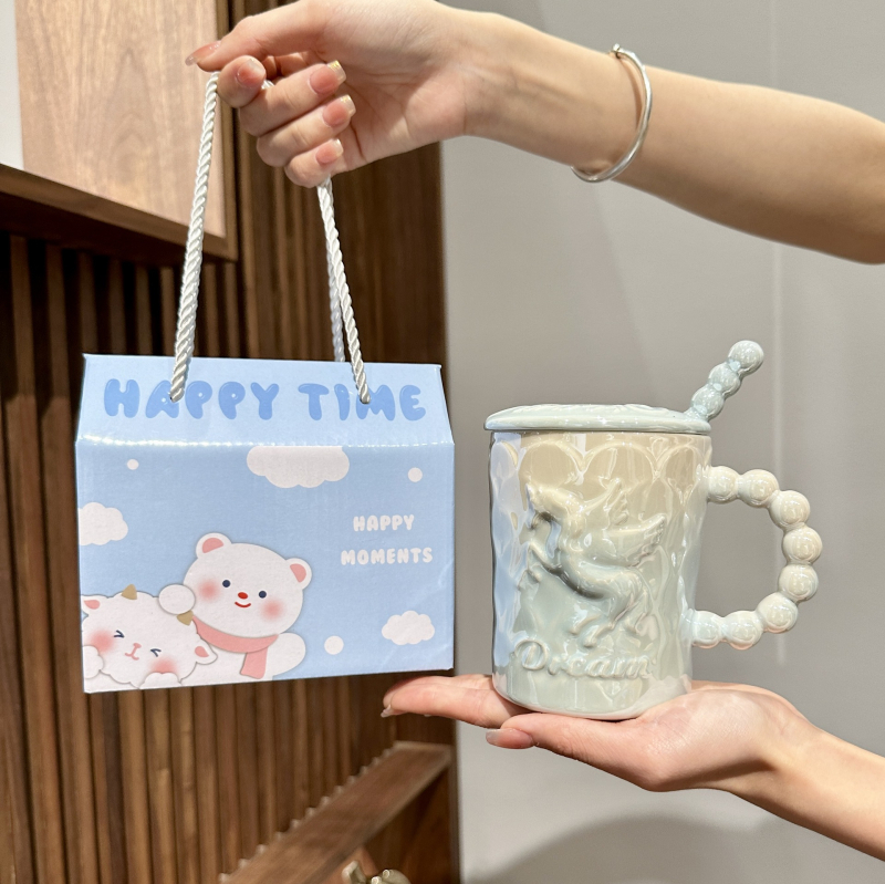 Cană ceramică cu unicorn, capac și linguriță, design elegant, lux discret pentru femei