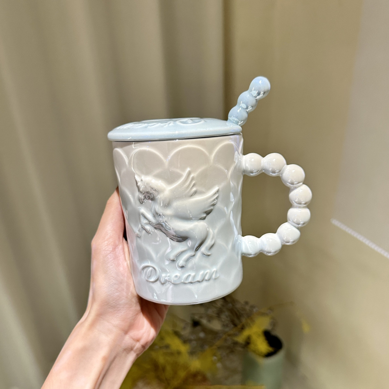 Cană ceramică cu unicorn, capac și linguriță, design elegant, lux discret pentru femei