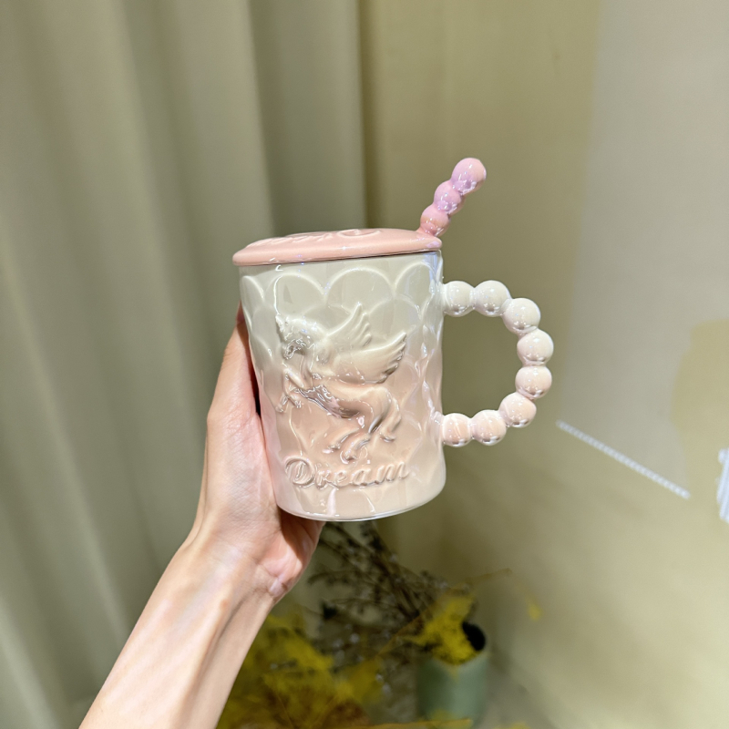 Cană ceramică cu unicorn, capac și linguriță, design elegant, lux discret pentru femei