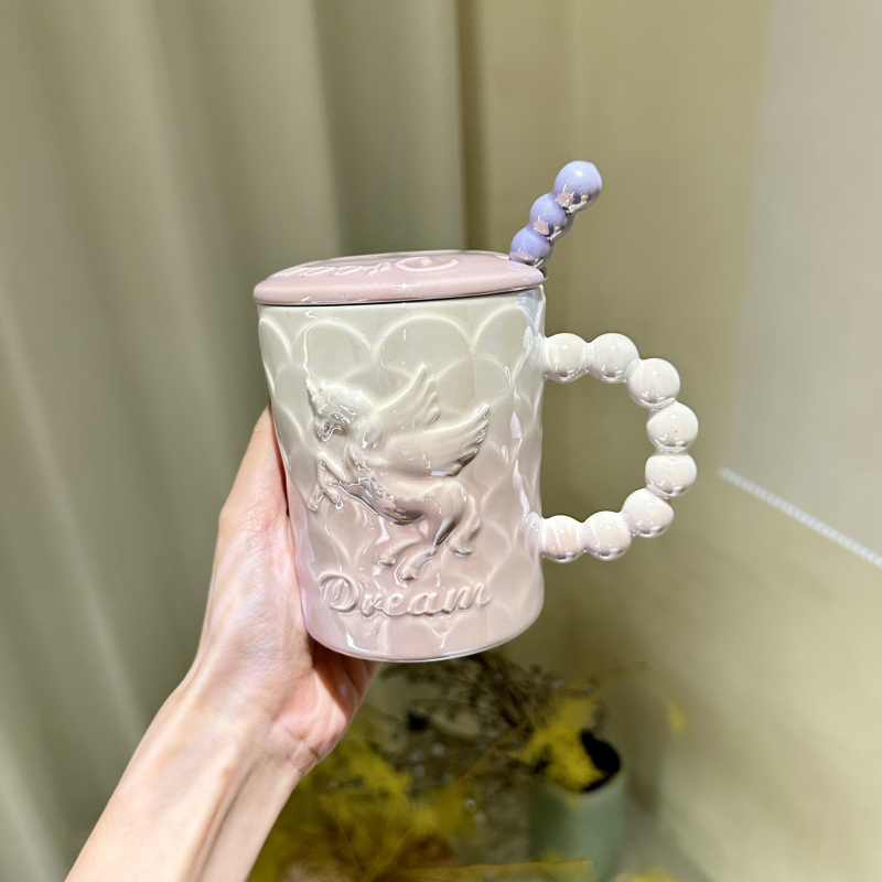 Cană ceramică cu unicorn, capac și linguriță, design elegant, lux discret pentru femei
