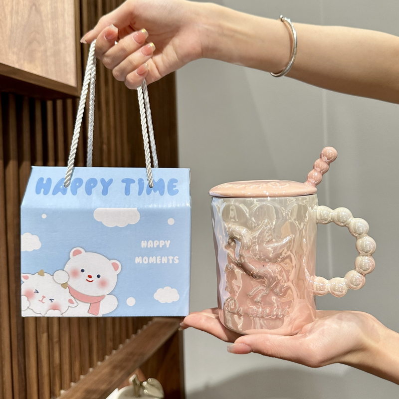 Cană ceramică cu unicorn, capac și linguriță, design elegant, lux discret pentru femei