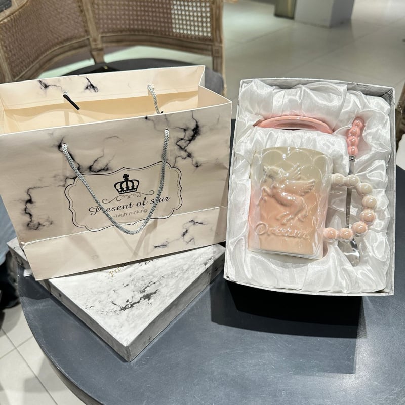 Cană ceramică cu unicorn, capac și linguriță, design elegant, lux discret pentru femei