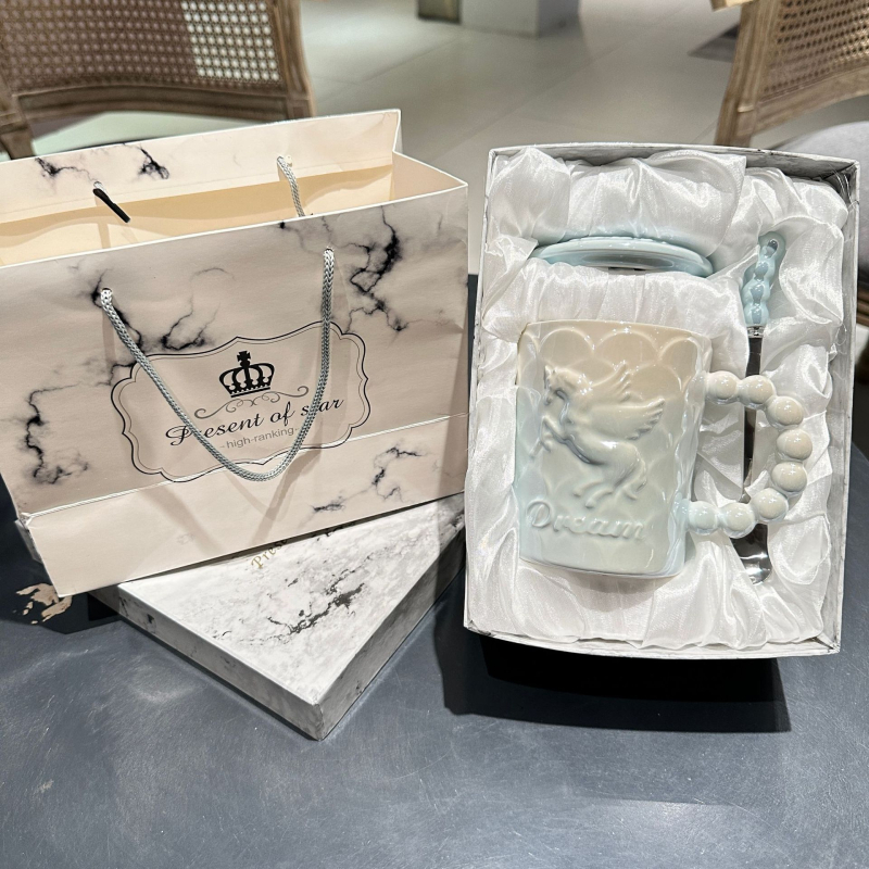 Cană ceramică cu unicorn, capac și linguriță, design elegant, lux discret pentru femei