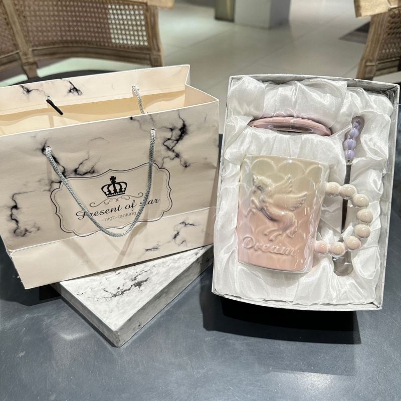 Cană ceramică cu unicorn, capac și linguriță, design elegant, lux discret pentru femei