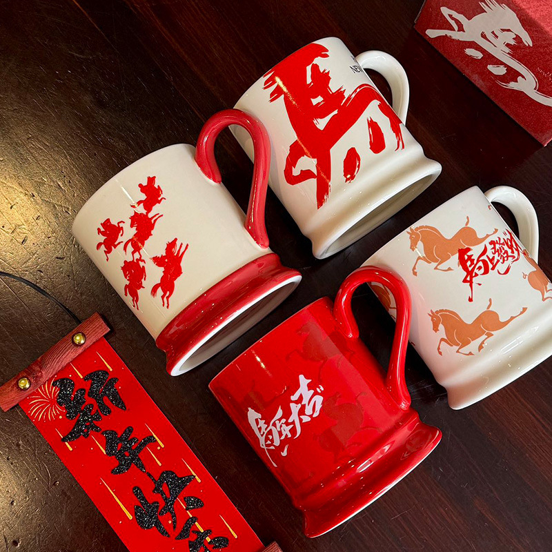 Ceașcă ceramică pentru Anul Calului, cadou creativ și original de Anul Nou, suvenir practic