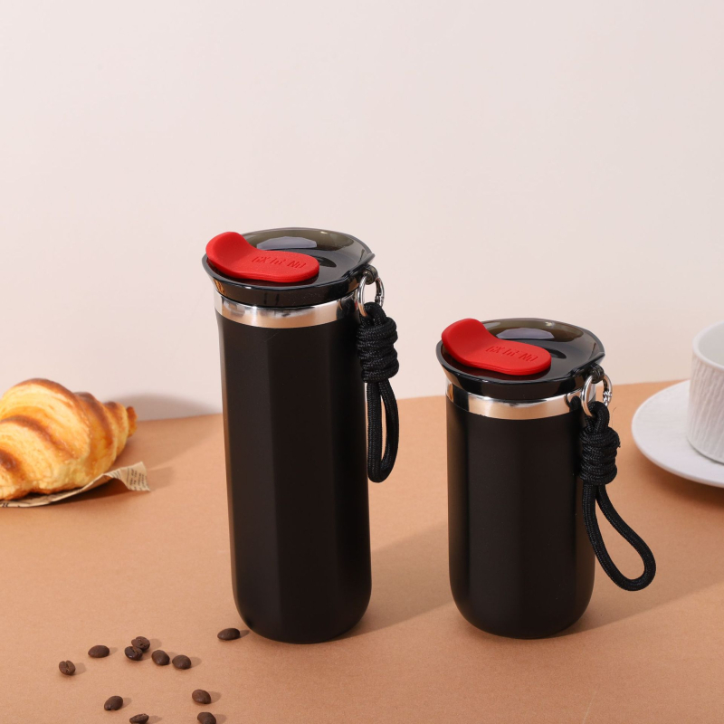 Ceșcă de cafea din oțel inoxidabil cu curea, izolată, design drept, stil modern, portabil pentru sport