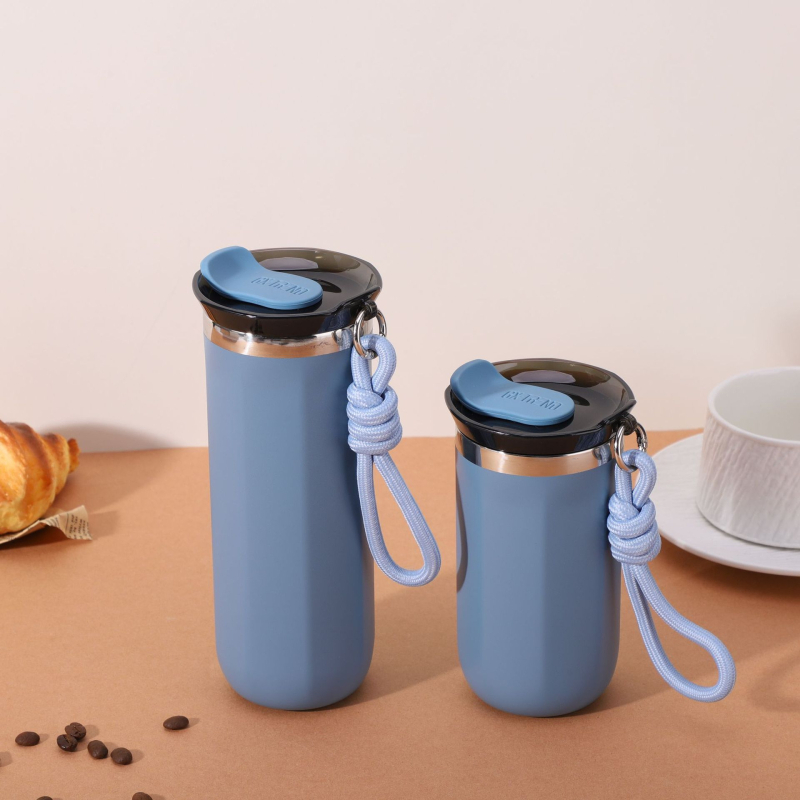 Ceșcă de cafea din oțel inoxidabil cu curea, izolată, design drept, stil modern, portabil pentru sport