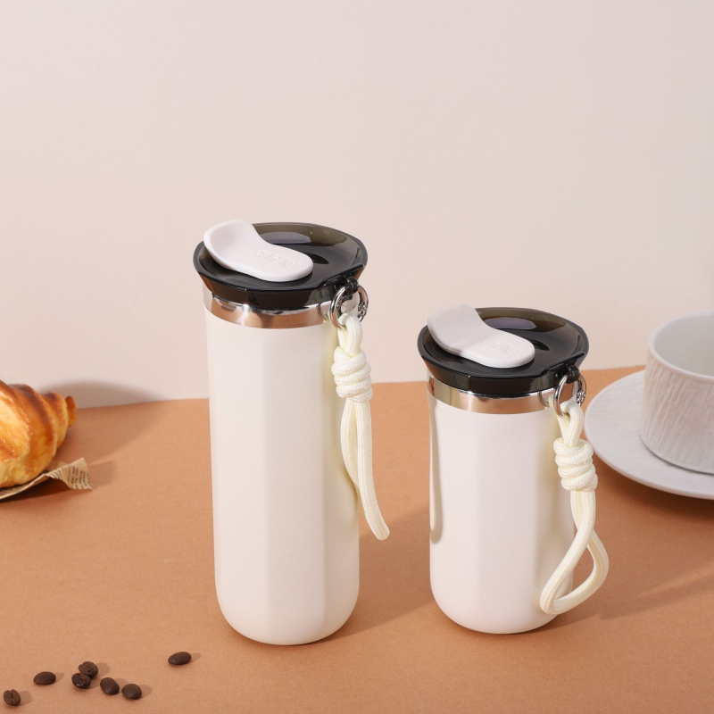 Ceșcă de cafea din oțel inoxidabil cu curea, izolată, design drept, stil modern, portabil pentru sport
