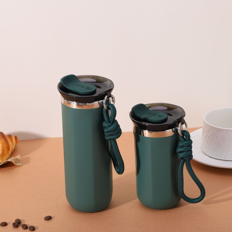 Ceșcă de cafea din oțel inoxidabil cu curea, izolată, design drept, stil modern, portabil pentru sport