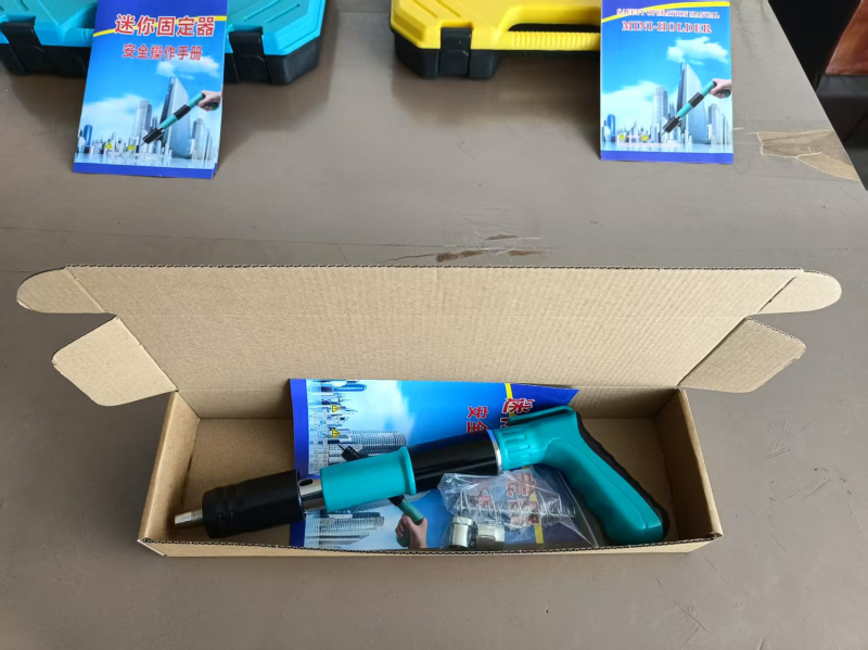 Pistol cuie pentru plafon cu dispozitiv de fixare integrat pentru instalații electrice și sanitare