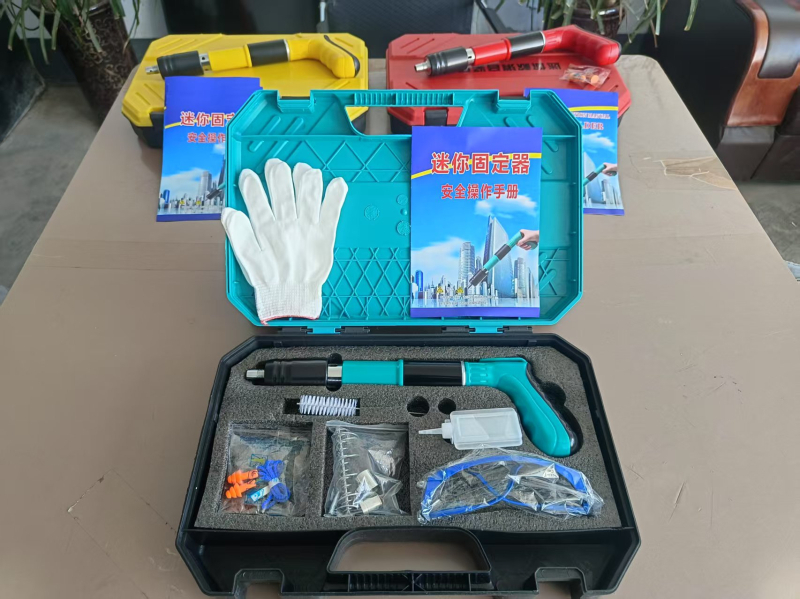Pistol cuie pentru plafon cu dispozitiv de fixare integrat pentru instalații electrice și sanitare