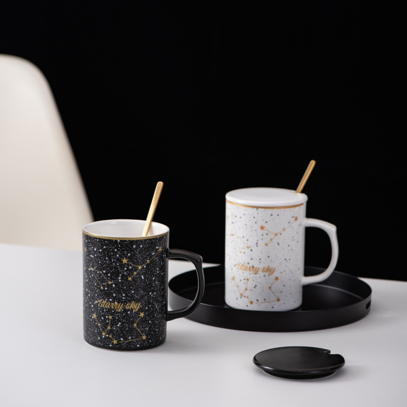 Ceașcă ceramică cu model stelat, capac și linguriță – pentru cupluri, lapte și cafea, cadou