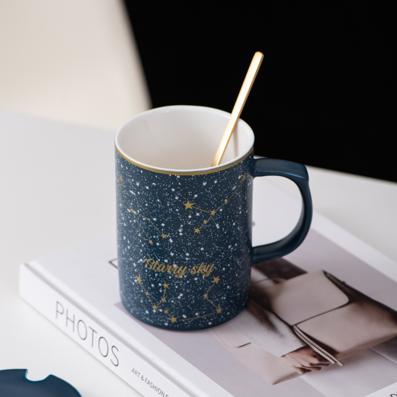 Ceașcă ceramică cu model stelat, capac și linguriță – pentru cupluri, lapte și cafea, cadou