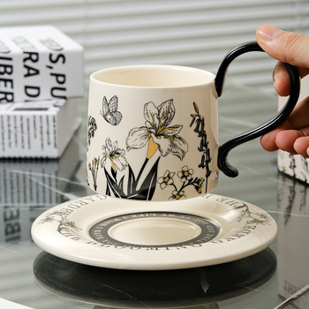 Set ceramic pentru cafea în stil retro, ceașcă și farfurioară incluse, finisaj elegant de lux.