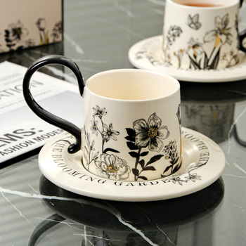 Set ceramic pentru cafea în stil retro, ceașcă și farfurioară incluse, finisaj elegant de lux.