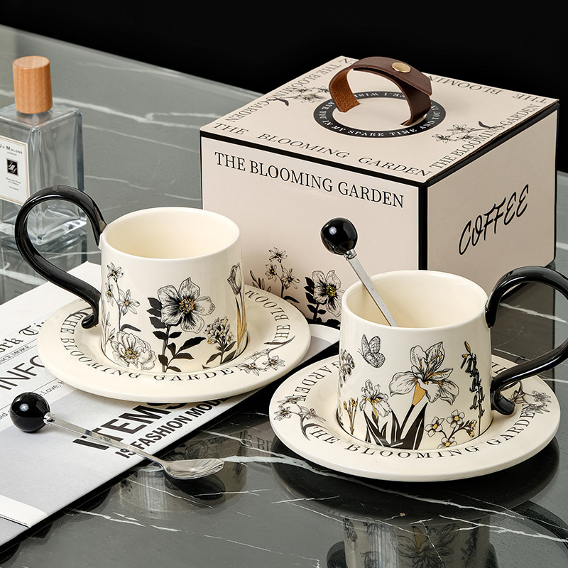 Set ceramic pentru cafea în stil retro, ceașcă și farfurioară incluse, finisaj elegant de lux.