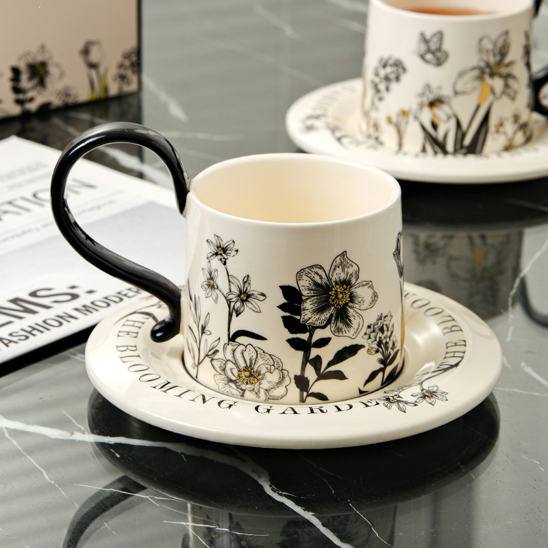Set ceramic pentru cafea în stil retro, ceașcă și farfurioară incluse, finisaj elegant de lux.
