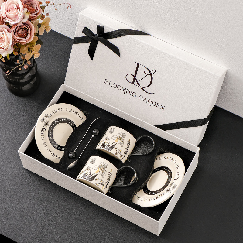 Set ceramic pentru cafea în stil retro, ceașcă și farfurioară incluse, finisaj elegant de lux.