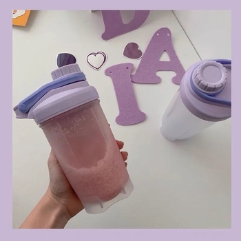Shaker crem-mov, recipient din plastic transparent, capacitate mare, cu scară de măsurare, portabil, ideal pentru vară și elevi