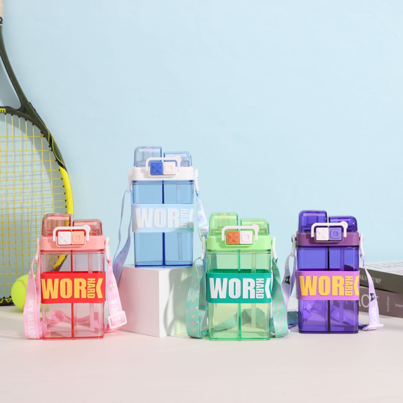 Két részre osztott műanyag pohár, rajzfilmszerű stílussal, szívószállal, kültéri hordozható hidratációhoz