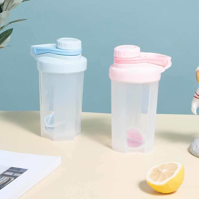 Shaker de proteine de 500 ml cu scară de măsură și bilă amestecătoare etanșă