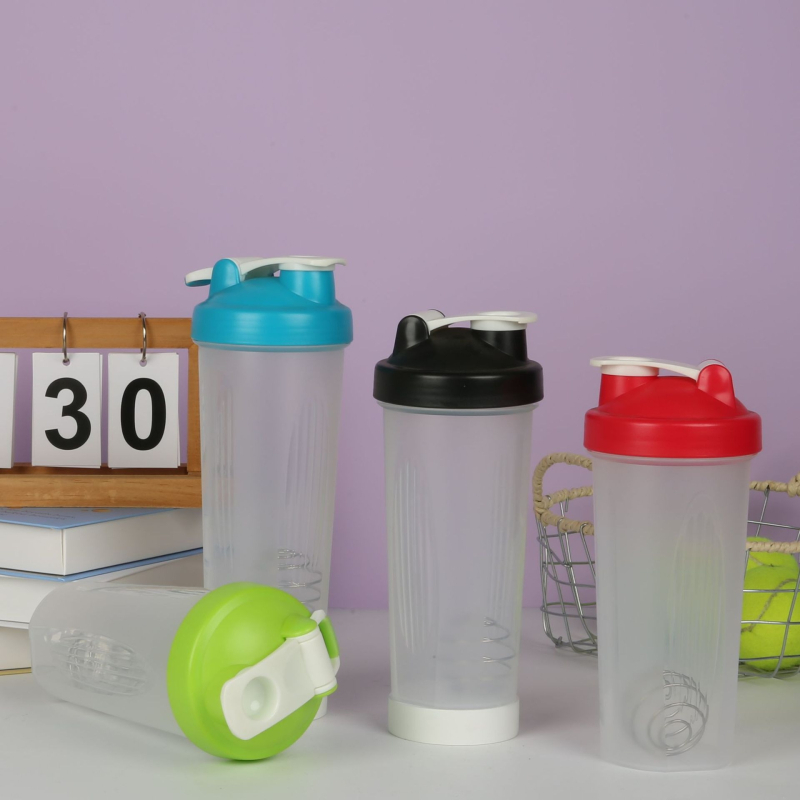Cană shaker cu capac rabatabil și bilă de amestec încorporată, pentru proteine și smoothie, din plastic