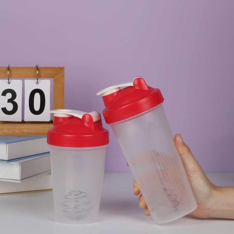Cană shaker cu capac rabatabil și bilă de amestec încorporată, pentru proteine și smoothie, din plastic
