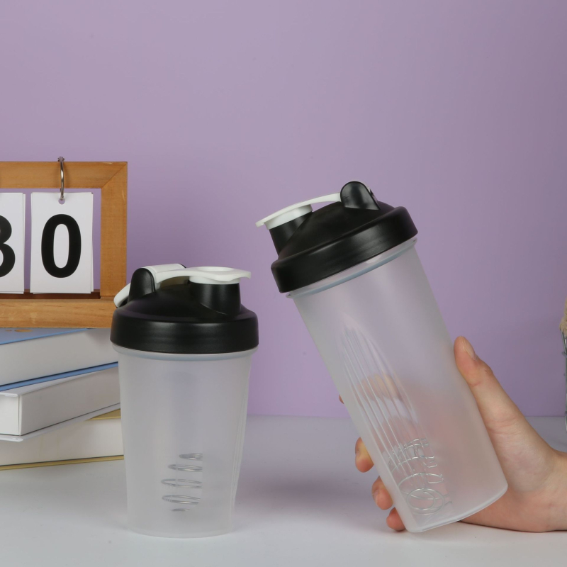 Cană shaker cu capac rabatabil și bilă de amestec încorporată, pentru proteine și smoothie, din plastic