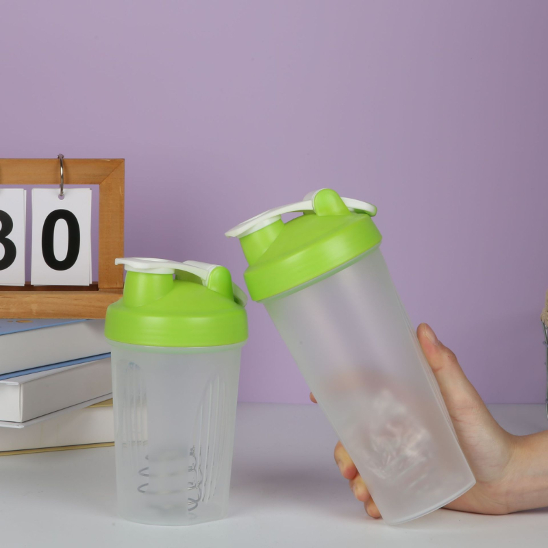 Cană shaker cu capac rabatabil și bilă de amestec încorporată, pentru proteine și smoothie, din plastic