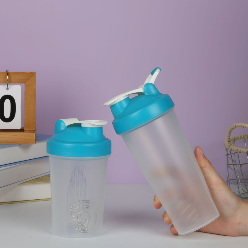 Cană shaker cu capac rabatabil și bilă de amestec încorporată, pentru proteine și smoothie, din plastic